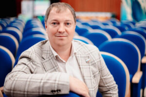 «Смотрю на нынешних школьников и думаю: “Ребята, вы еще очень милые”. Директор Владимир Кильдюшкин