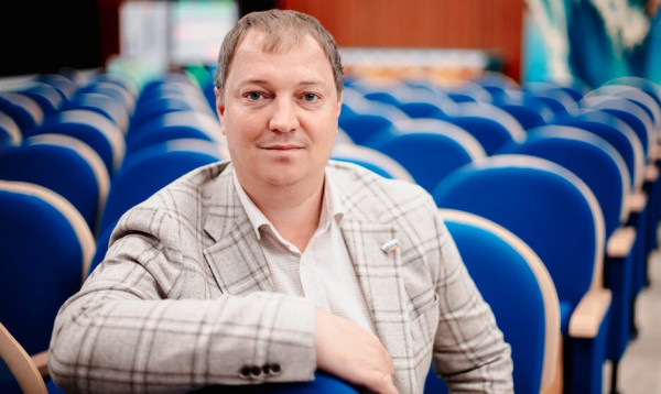 «Смотрю на нынешних школьников и думаю: “Ребята, вы еще очень милые”. Директор Владимир Кильдюшкин
«Смотрю на нынешних школьников и думаю: “Ребята, вы еще очень милые”. Директор Владимир Кильдюшкин